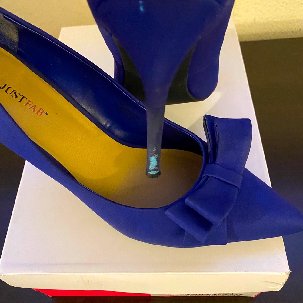 Pumps with bow